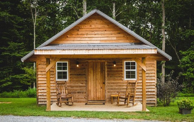 Tips for Stripping Paint from Log Cabin